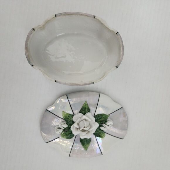 Vintage 1945 Porcelain de France Lusterware Trinket Box &Lid Gray Embossed Roses - Picture 4 of 9